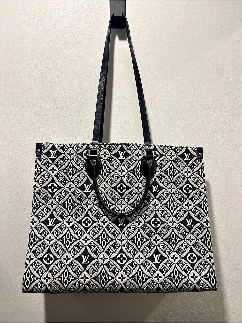 RARE Louis Vuitton Neverfull MM Monogram Tote in Black & White